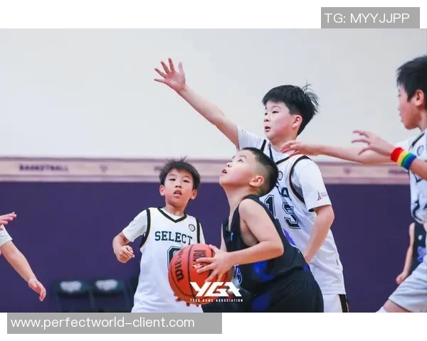 姚明在训练场上挥汗如雨展现不屈精神与篮球热情