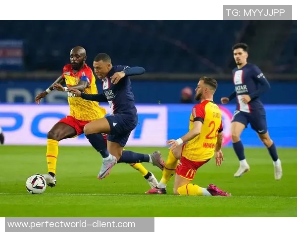 中超激战曼联与巴黎圣日耳曼战成平局补时进球引发全场狂欢