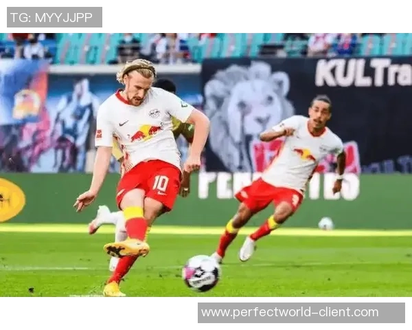 德甲惊天冷门莱比锡狂胜那不勒斯四球引爆全场激情